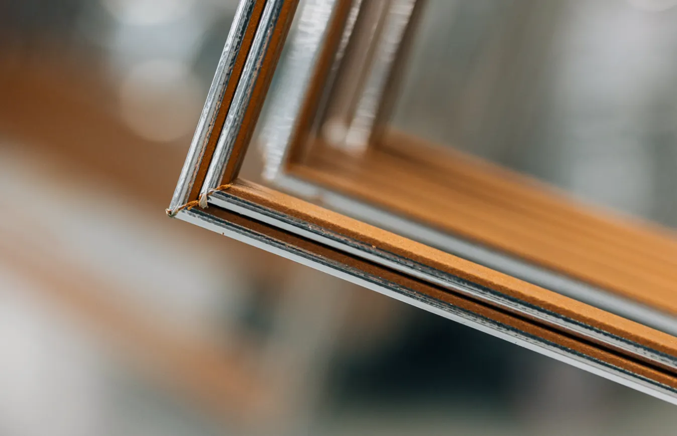 Ecken von Isolierglasscheiben mit Abstandhalter im Randverbund, Nahaufnahme.